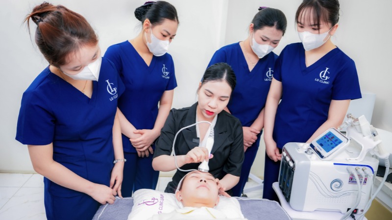 Học viên thực hành spa trong khóa đào tạo thực tế